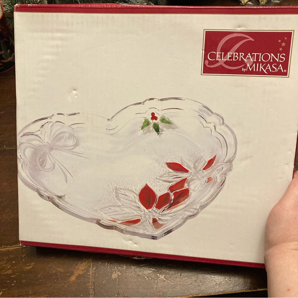 Mikasa Celebrations Poinsettia Collection Glass Etched Heart Plate Christmas